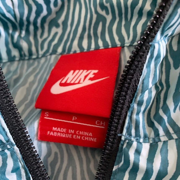 Nike jacket S unusual style! Love the bungee - Picture 3 of 6